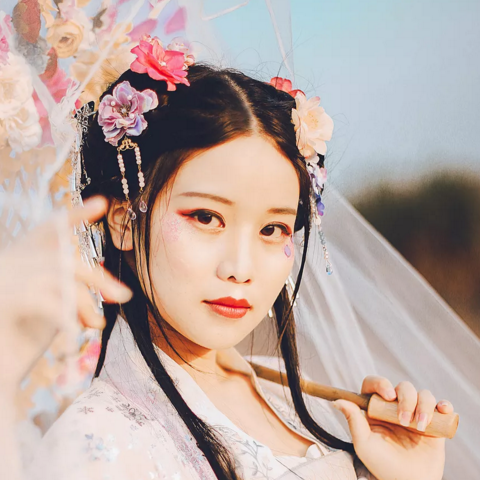 嬌艷帶傘女生頭像，唯美古風(fēng)真人頭像