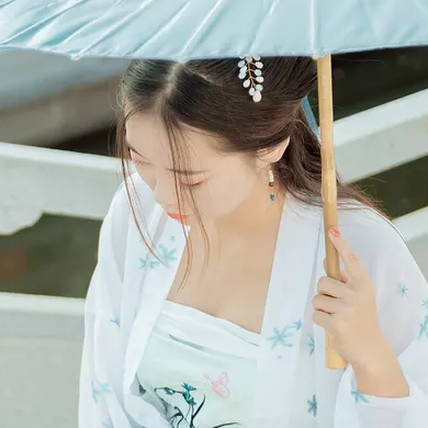 清新帶傘團(tuán)扇女生頭像，唯美古風(fēng)真人頭像