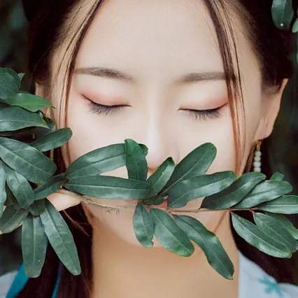 清新帶傘團(tuán)扇女生頭像，唯美古風(fēng)真人頭像