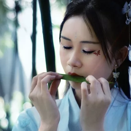 竹林帶團(tuán)扇女生頭像，唯美古風(fēng)真人頭像