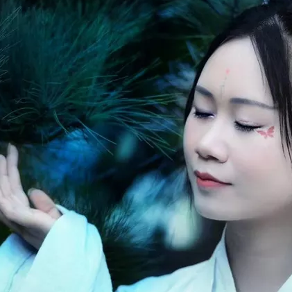 竹林帶團(tuán)扇女生頭像，唯美古風(fēng)真人頭像