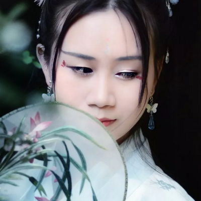 竹林帶團(tuán)扇女生頭像，唯美古風(fēng)真人頭像