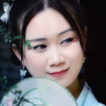 竹林帶團(tuán)扇女生頭像，唯美古風(fēng)真人頭像