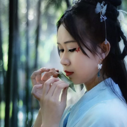 竹林帶團(tuán)扇女生頭像，唯美古風(fēng)真人頭像