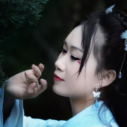 竹林帶團(tuán)扇女生頭像，唯美古風(fēng)真人頭像