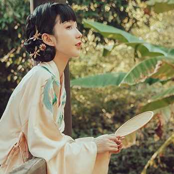 俏皮可愛(ài)帶團(tuán)扇女生頭像，唯美古風(fēng)真人頭像