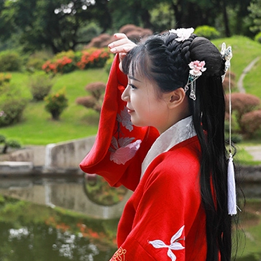 鮮艷紅衣女生頭像，唯美古風(fēng)真人頭像