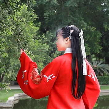 鮮艷紅衣女生頭像，唯美古風(fēng)真人頭像