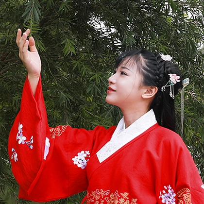 鮮艷紅衣女生頭像，唯美古風(fēng)真人頭像