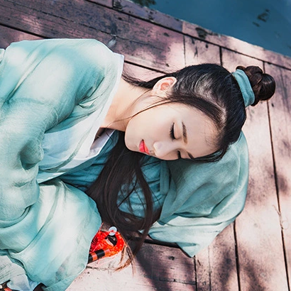 素衣女生喝酒頭像，唯美古風(fēng)真人頭像