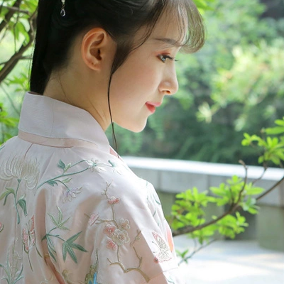 漢服帶團扇女生頭像，唯美古風真人頭像