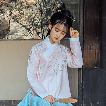 漢服帶團扇女生頭像，唯美古風真人頭像