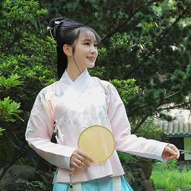 漢服帶團扇女生頭像，唯美古風真人頭像