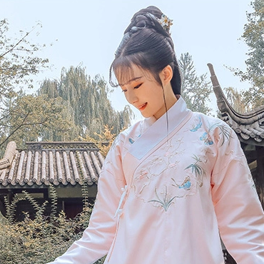 漢服帶團扇女生頭像，唯美古風真人頭像