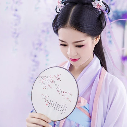 飄逸紫衣帶團(tuán)扇女生頭像，唯美古風(fēng)真人頭像