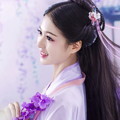 飄逸紫衣帶團(tuán)扇女生頭像，唯美古風(fēng)真人頭像