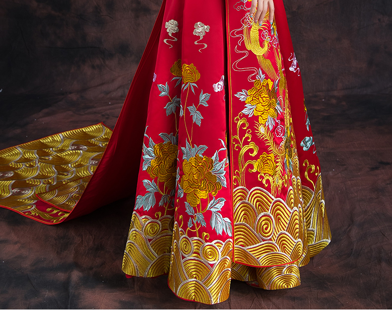 紅色長款拖尾中式禮服，精美刺繡新娘結(jié)婚禮服