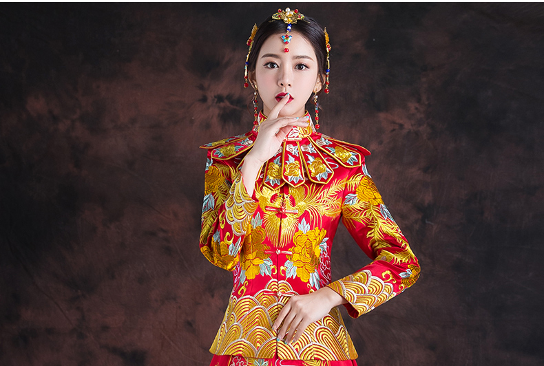 紅色長款拖尾中式禮服，精美刺繡新娘結(jié)婚禮服