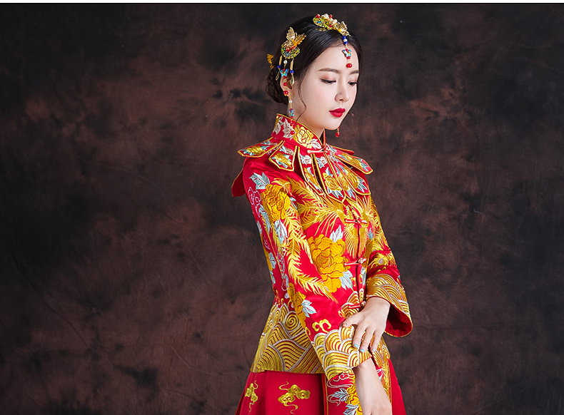 紅色長款拖尾中式禮服，精美刺繡新娘結(jié)婚禮服