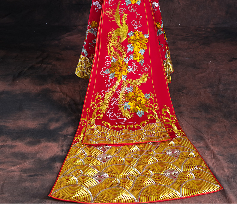 紅色長款拖尾中式禮服，精美刺繡新娘結(jié)婚禮服