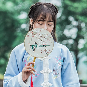 可愛帶團扇和傘女生頭像，唯美古風(fēng)真人頭像