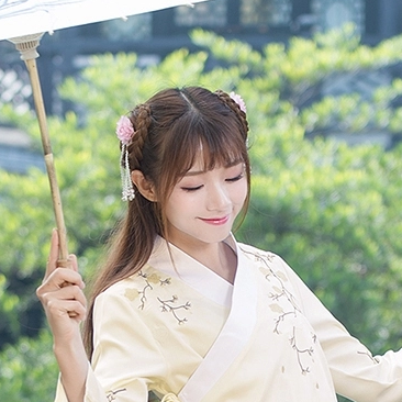 淡黃色漢服帶傘女生頭像，唯美古風(fēng)真人頭像