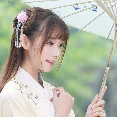 淡黃色漢服帶傘女生頭像，唯美古風(fēng)真人頭像