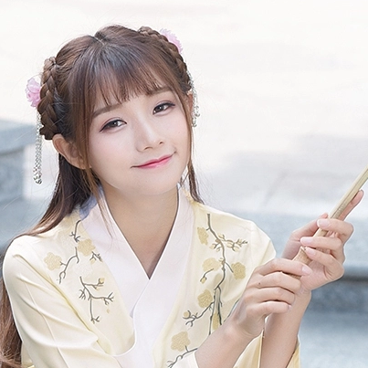 淡黃色漢服帶傘女生頭像，唯美古風(fēng)真人頭像