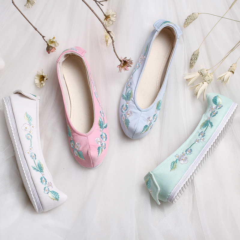 花朵刺繡翹頭鞋，復(fù)古民族風(fēng)繡花鞋