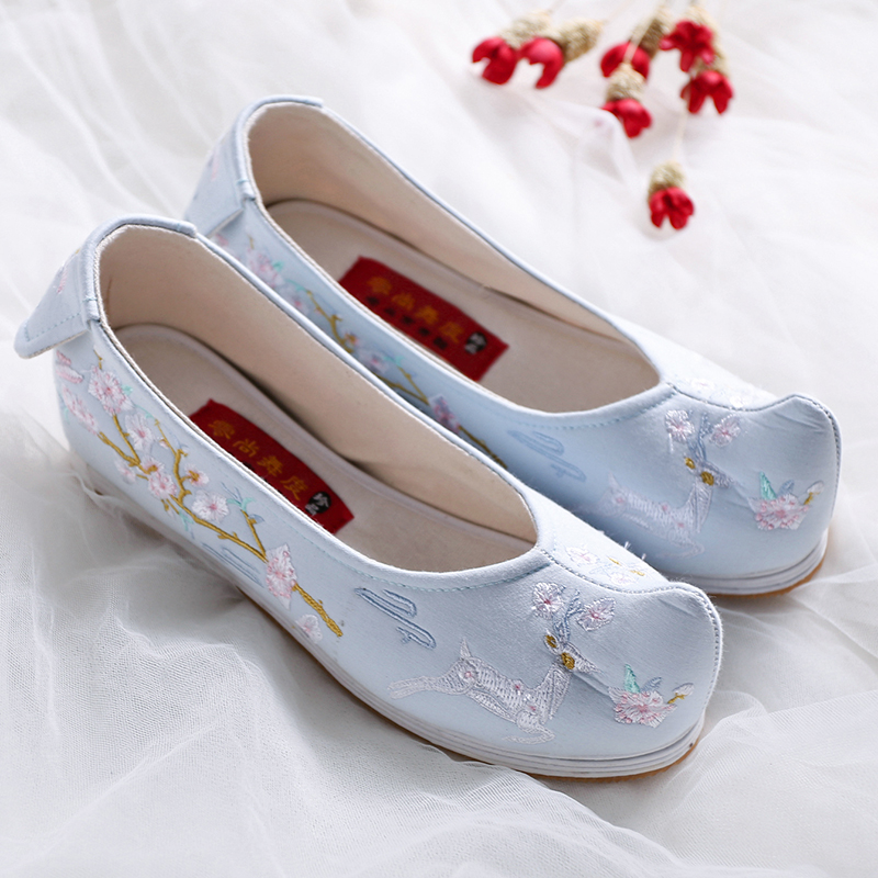 梅花鹿刺繡內(nèi)增高翹頭鞋，復(fù)古繡花鞋