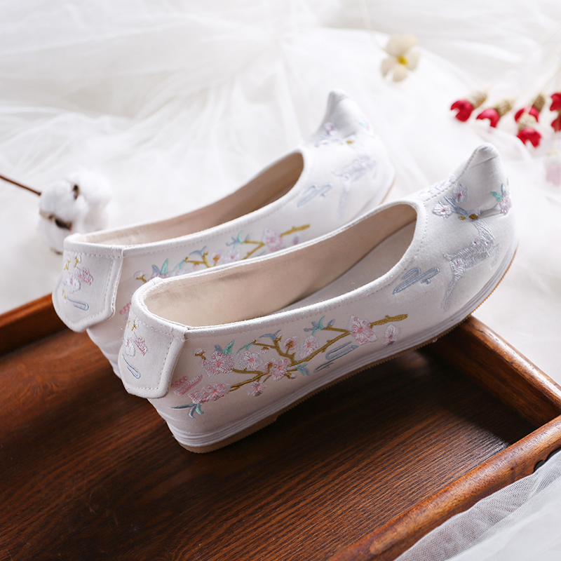 梅花鹿刺繡內(nèi)增高翹頭鞋，復(fù)古繡花鞋