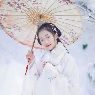 雪中團花帶傘女子頭像，唯美古真人頭像
