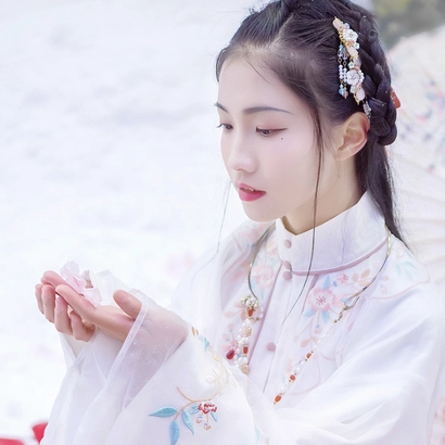 雪中團花帶傘女子頭像，唯美古真人頭像