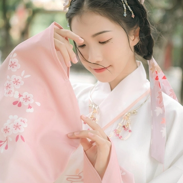 粉嫩提燈少女頭像，唯美古真人頭像