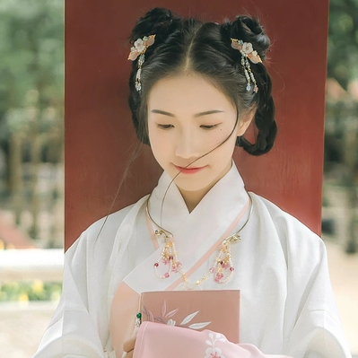 粉嫩提燈少女頭像，唯美古真人頭像