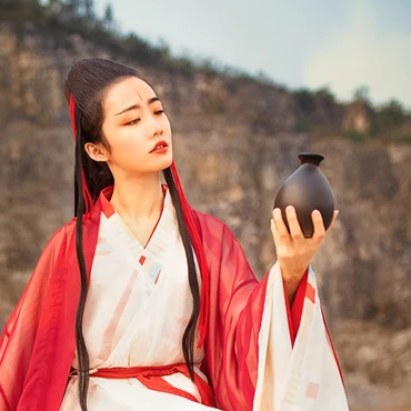 紅衣女子霸氣喝酒頭像，唯美古風(fēng)真人頭像