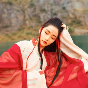 紅衣女子霸氣喝酒頭像，唯美古風(fēng)真人頭像