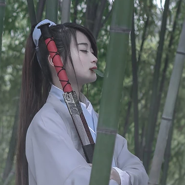 竹林舞劍女生頭像，唯美古風(fēng)真人頭像