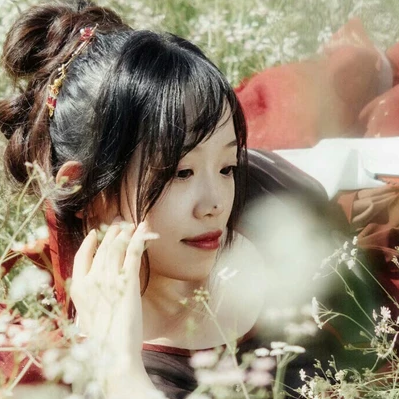 花叢中帶折扇女生頭像，唯美古風(fēng)真人頭像