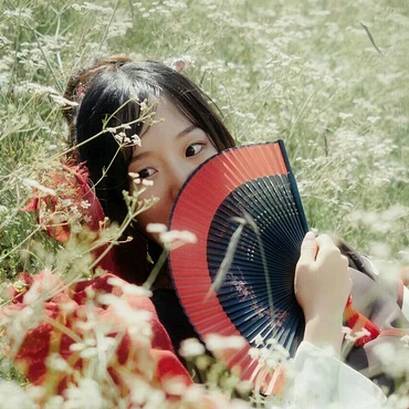 花叢中帶折扇女生頭像，唯美古風(fēng)真人頭像