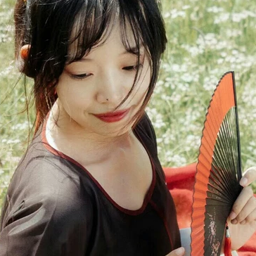 花叢中帶折扇女生頭像，唯美古風(fēng)真人頭像