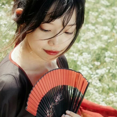 花叢中帶折扇女生頭像，唯美古風(fēng)真人頭像