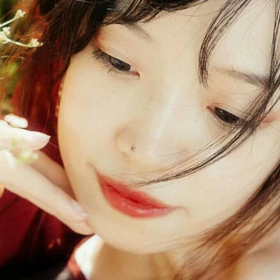 花叢中帶折扇女生頭像，唯美古風(fēng)真人頭像