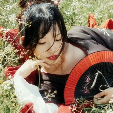 花叢中帶折扇女生頭像，唯美古風(fēng)真人頭像