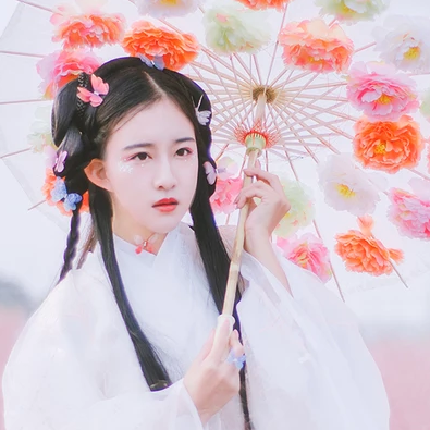 蝶花帶傘女生頭像，唯美古風(fēng)真人頭像