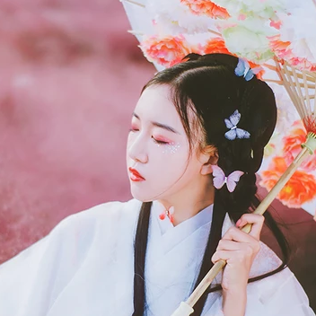 蝶花帶傘女生頭像，唯美古風(fēng)真人頭像