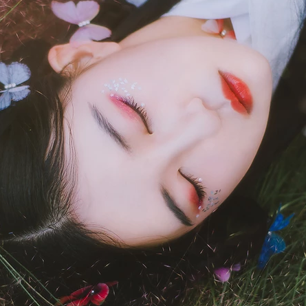 蝶花帶傘女生頭像，唯美古風(fēng)真人頭像