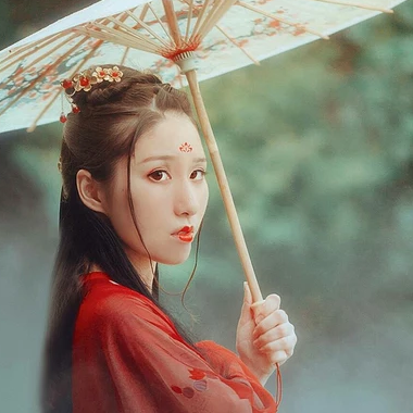 相思紅衣帶傘女生頭像，唯美古風(fēng)真人頭像