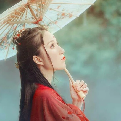 相思紅衣帶傘女生頭像，唯美古風(fēng)真人頭像