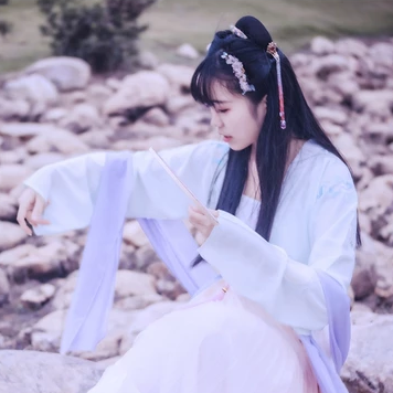 清新帶團扇女生頭像，唯美古風真人頭像